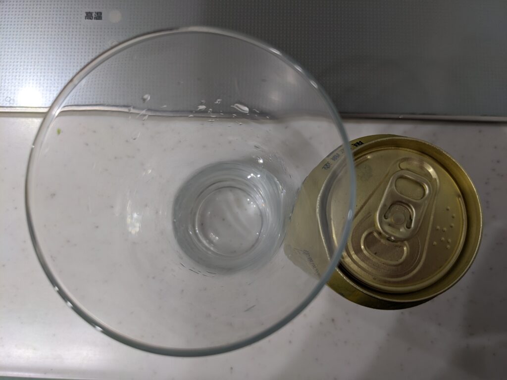 上から見たグラスと缶の「サッポロＮＩＰＰＯＮ ＨＯＰ偶然のホップゴールデンスター」