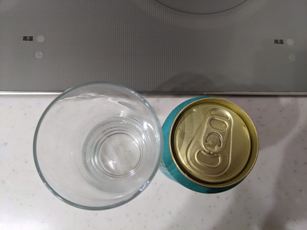 上から見たグラスと缶の「正気のサタン」