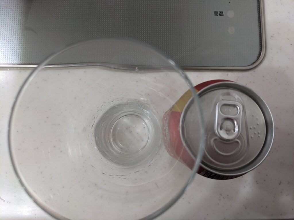 上から見たグラスと缶の「バーリアルグラン」