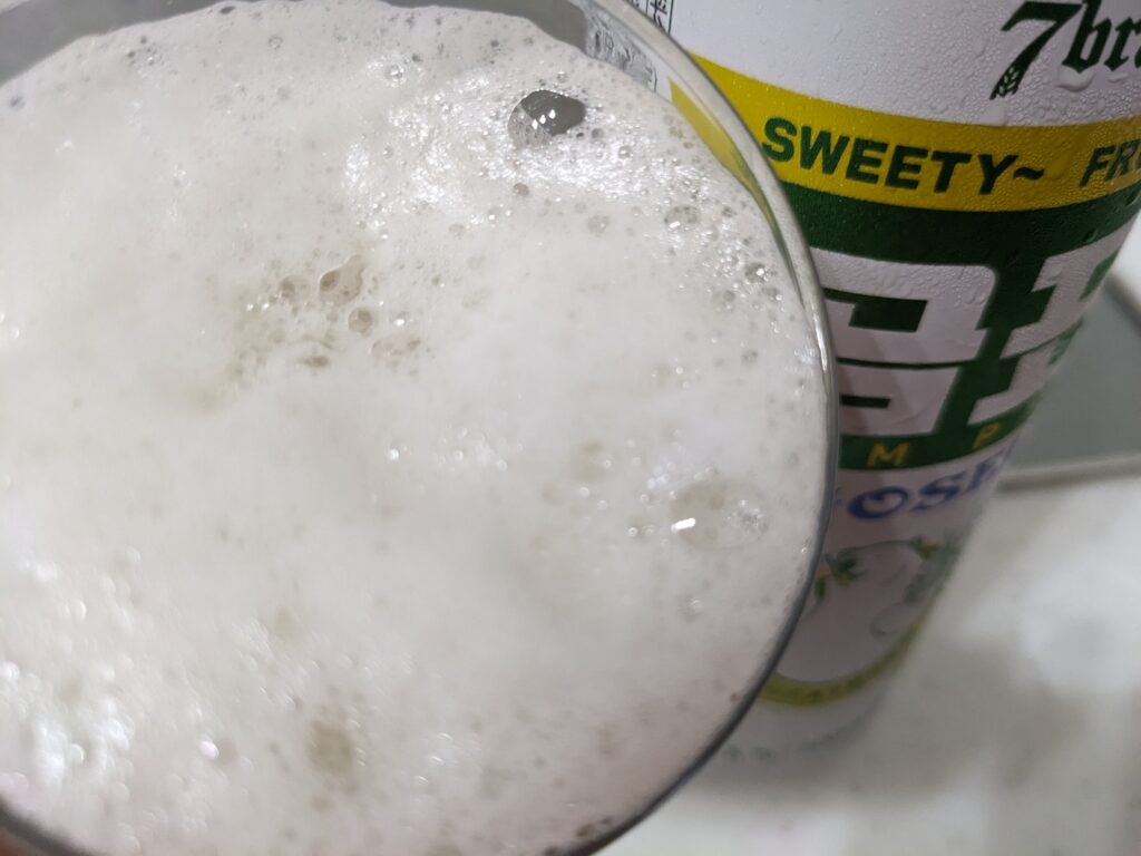 「GOSEI GOMPYO（ゴセイゴムピョ）ビール」を飲むところ