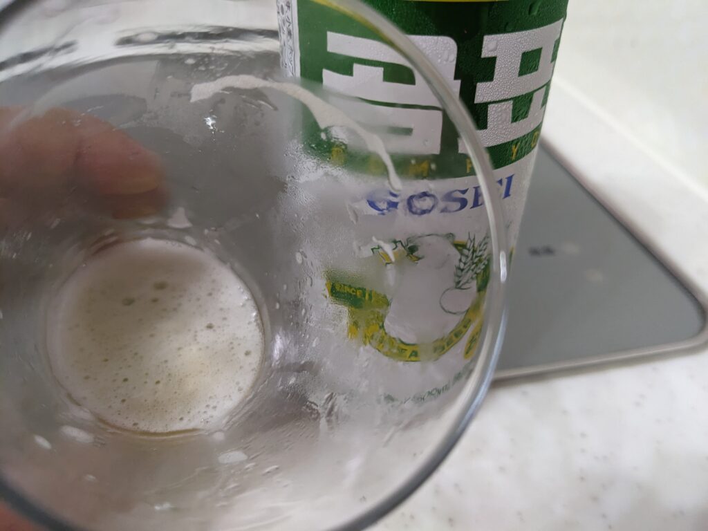 グラスに入った残り一口程度の「GOSEI GOMPYO（ゴセイゴムピョ）ビール」