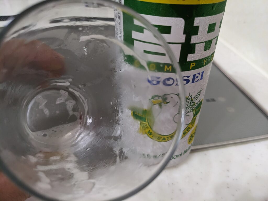「GOSEI GOMPYO（ゴセイゴムピョ）ビール」を飲み干したところ
