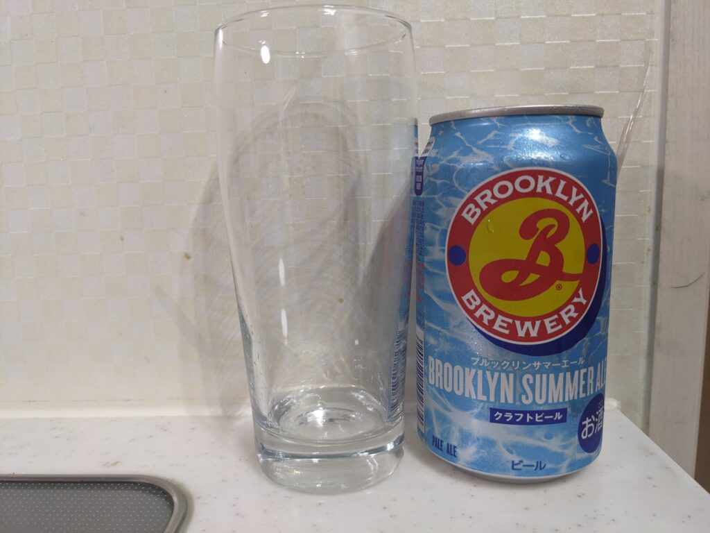 グラスと缶の「ブルックリンサマーエール」