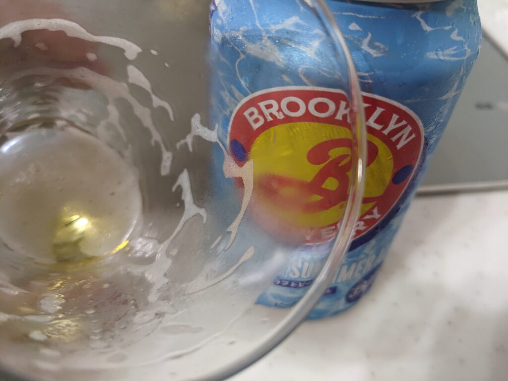 グラスに入った残り1口程度の「ブルックリンサマーエール」