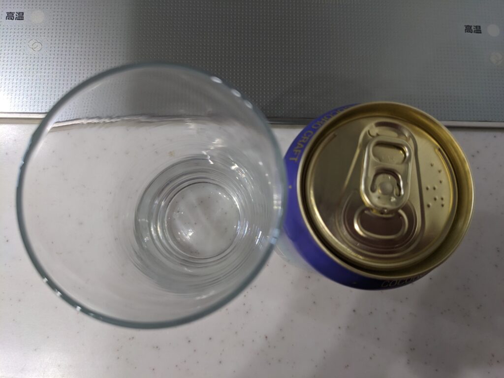 上から見たグラスと缶の「サッポロ ココロクラフト流れ星ゴールデンエール」
