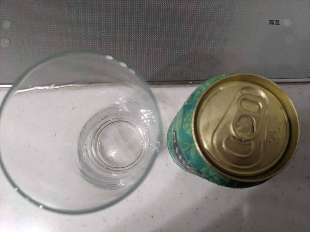 上から見たグラスと缶の「ニッポンホップ希望のホップリトルスター」