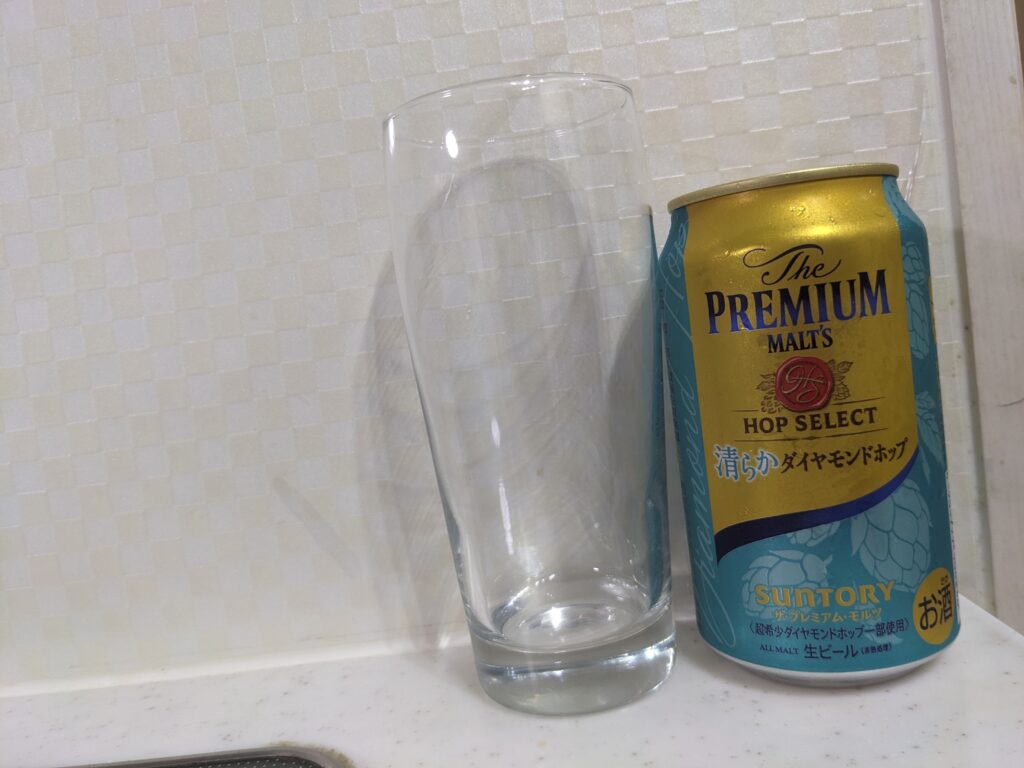 グラスと缶の「プレモル清らかダイヤモンドホップ」