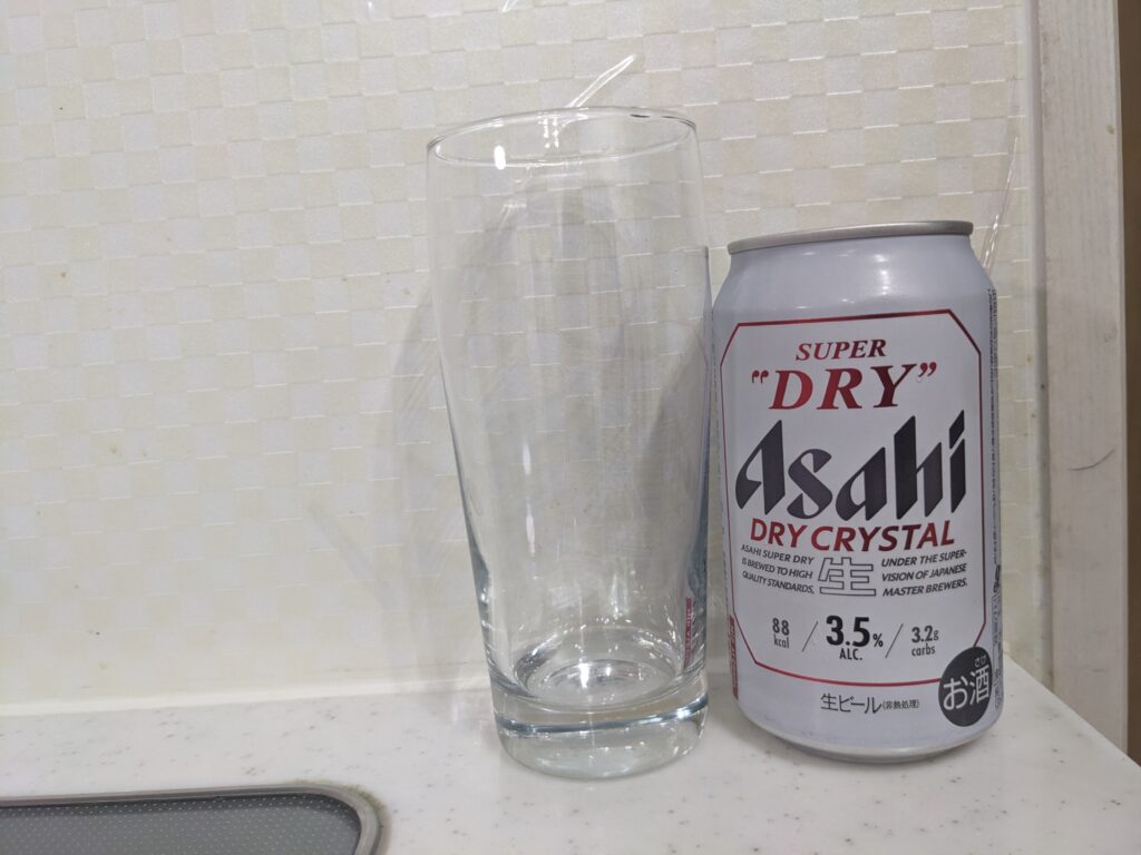 グラスと缶の「ドライクリスタル（スーパードライ）」