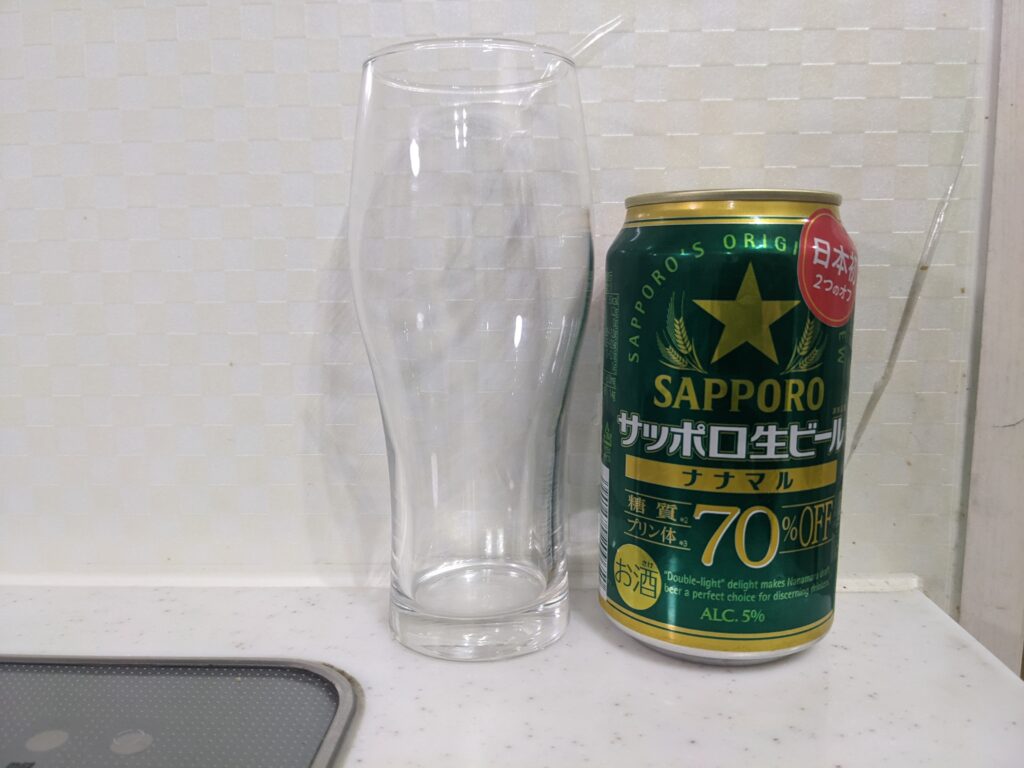 グラスと缶の「サッポロ生ビールナナマル」