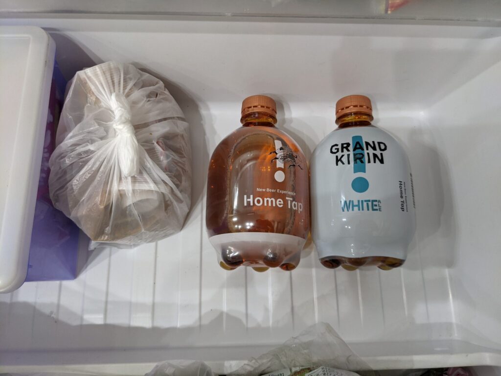 冷蔵庫にホームタップ用のペットボトルが入っている