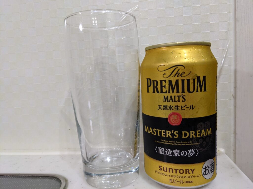 グラスと「プレモル マスターズドリーム醸造家の夢」の缶