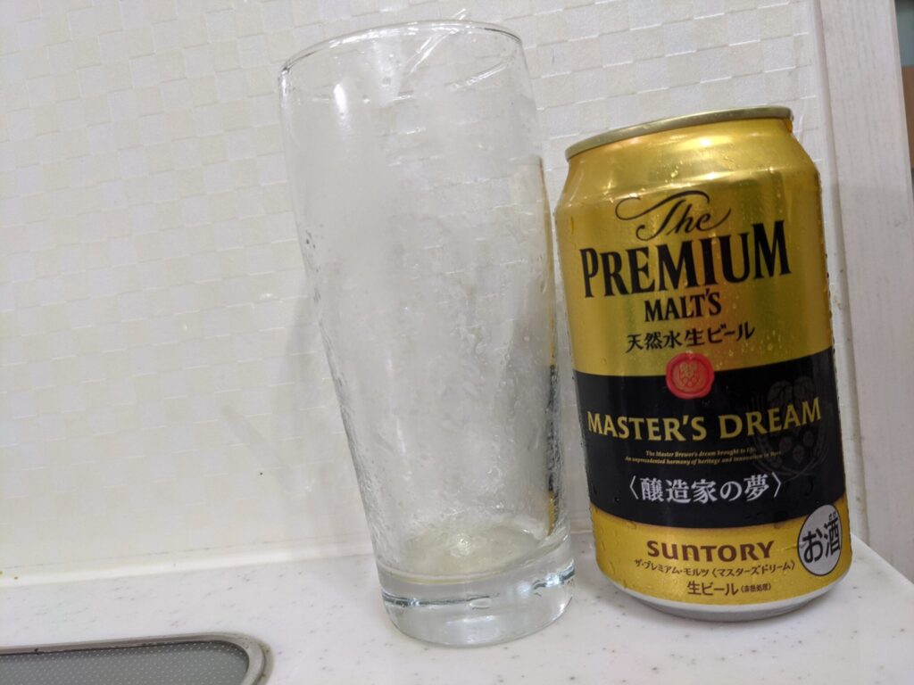 飲み終わったグラスと「プレモル マスターズドリーム醸造家の夢」の缶