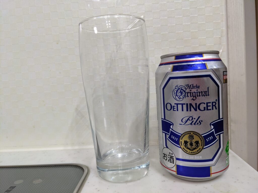 グラスとエッティンガー・ピルスの缶