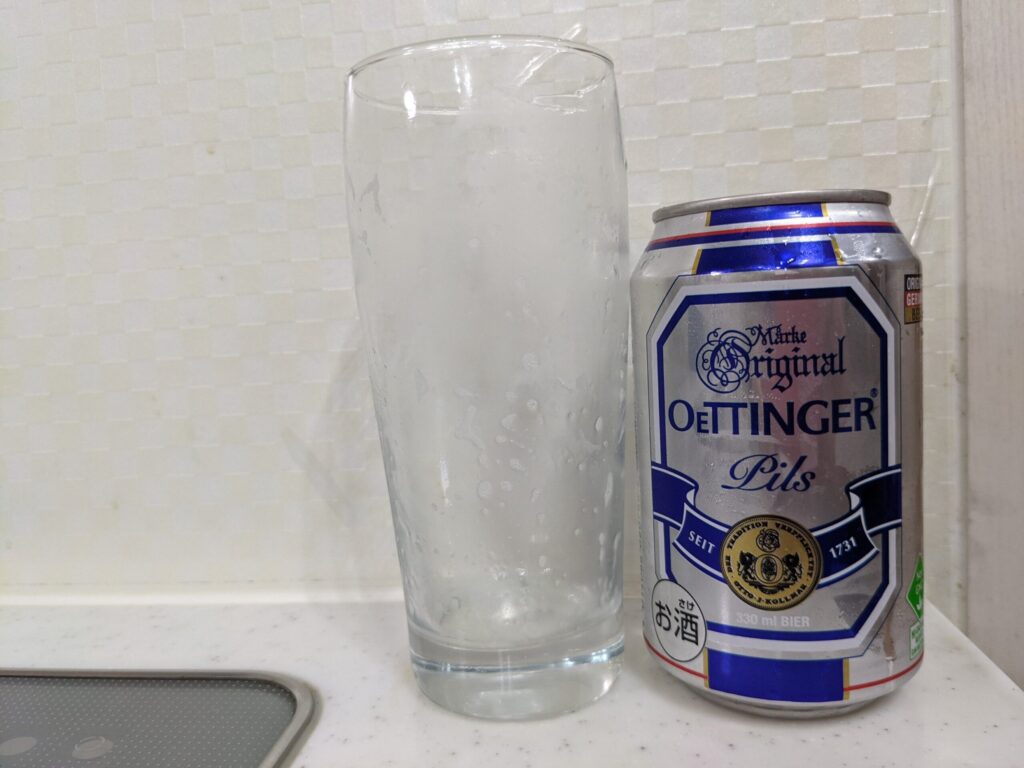 飲み終わったグラスと空き缶のエッティンガー・ピルス