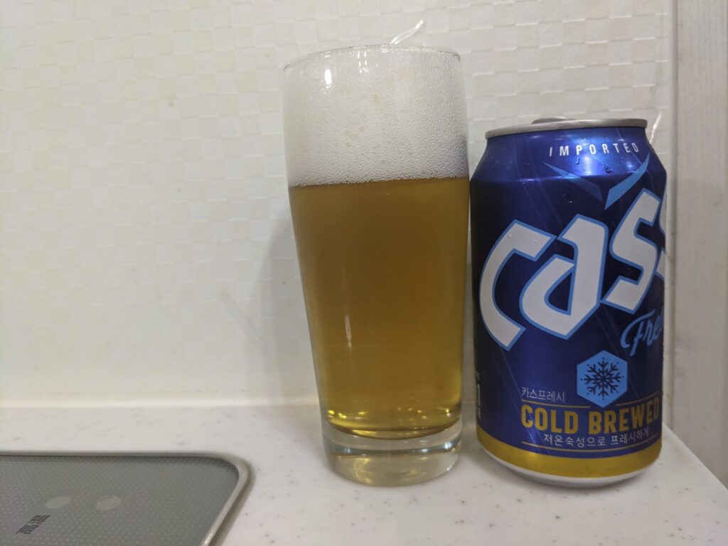 cass（カス）フレッシュビールが入ったグラスと空き缶