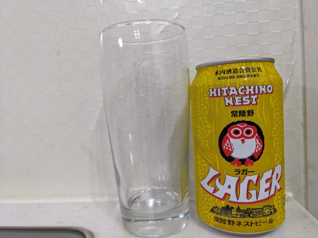 グラスと常陸野ネストビールラガーの缶