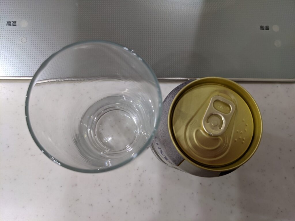 上から見たグラスと缶のプレミアムモルツプラチナ