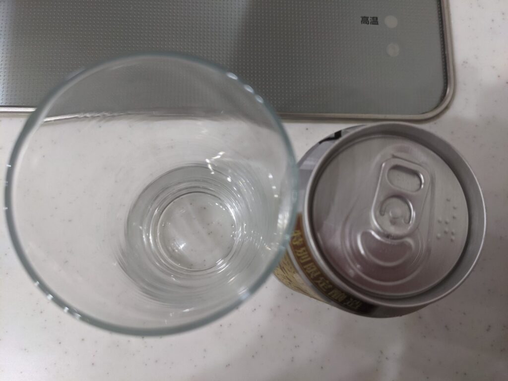 上から見たグラスと缶の「スーパードライジャパンスペシャル」