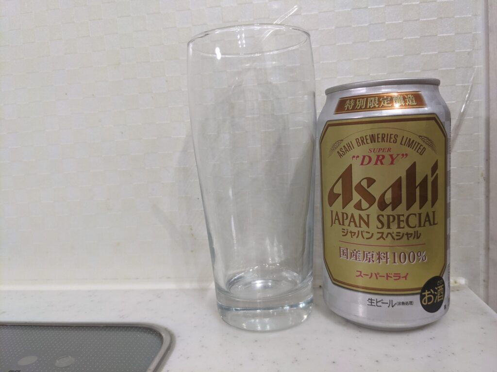「スーパードライジャパンスペシャル」の缶とグラス