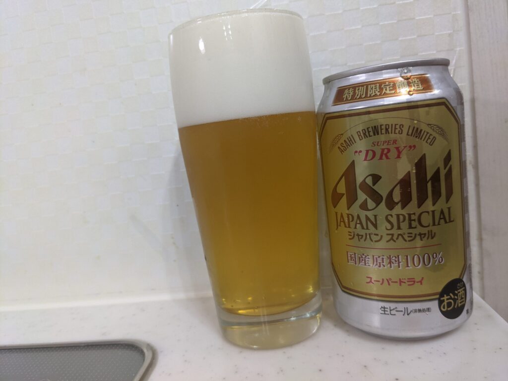 「スーパードライジャパンスペシャル」が注がれたグラスと缶