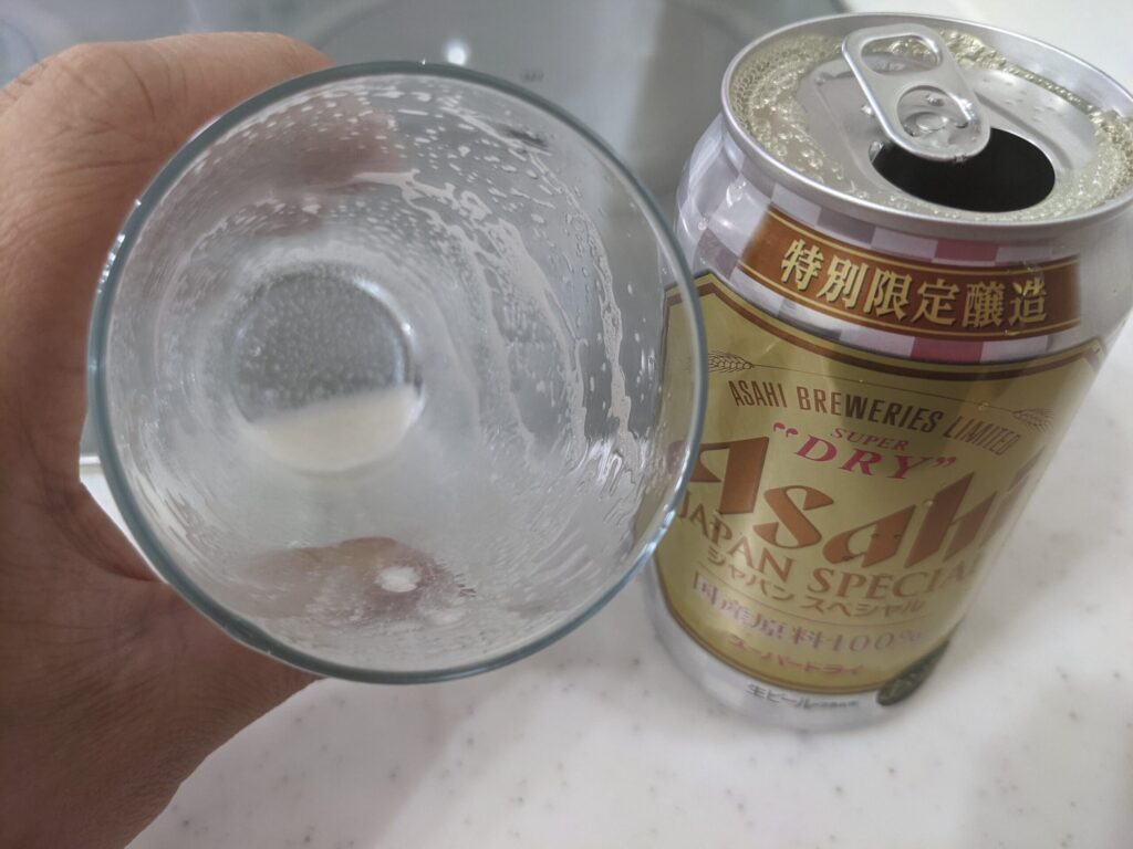 グラスに入った「スーパードライジャパンスペシャル」を飲み終わったところ