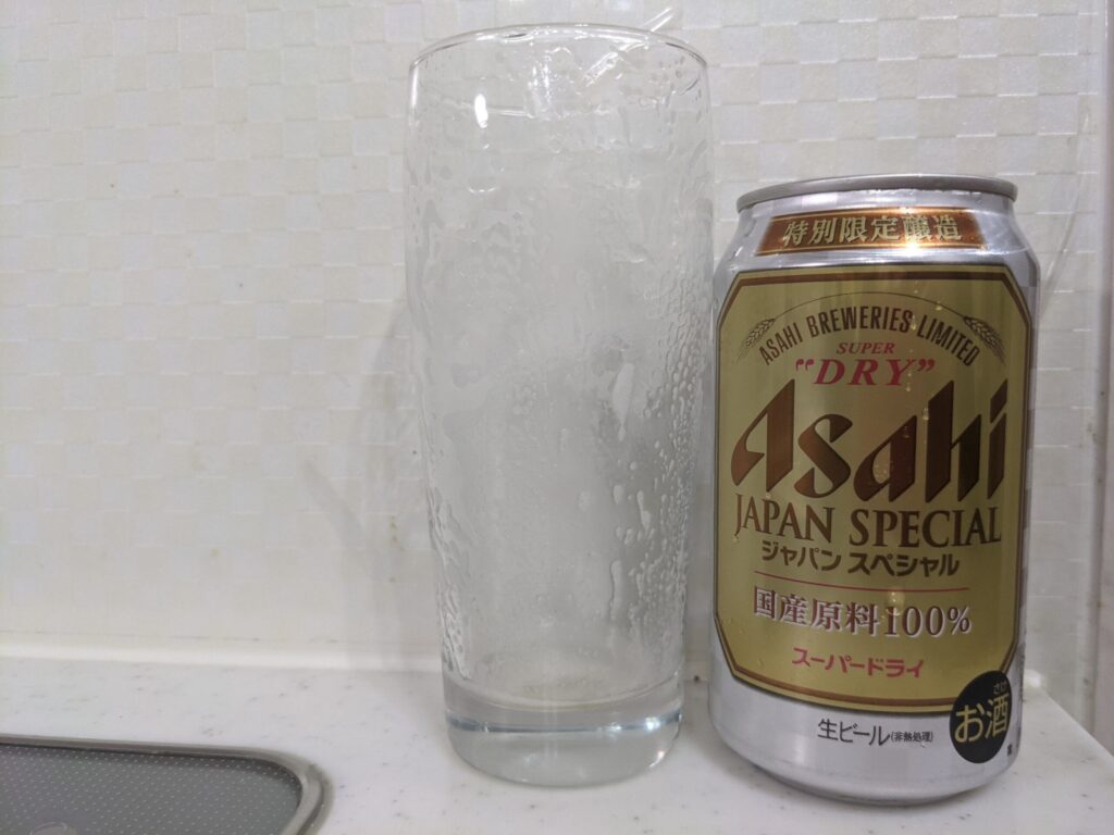 「スーパードライジャパンスペシャル」が飲み終わったグラスと空き缶