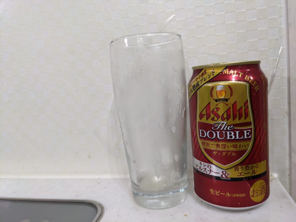 「アサヒ ザ・ダブル」を飲み終えたグラスとその空き缶