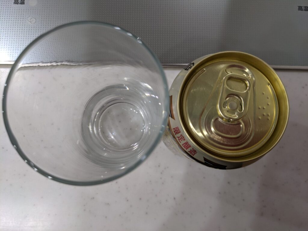 グラスと缶の「銀座ライオンビヤホールスペシャル」の上部