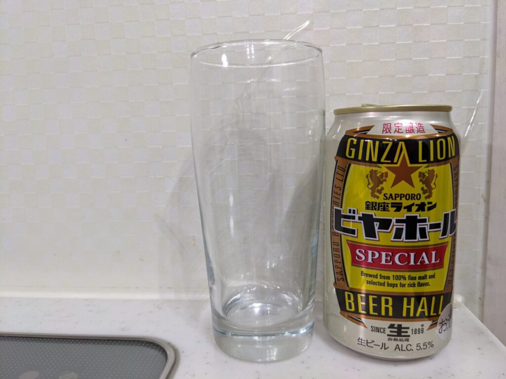 グラスと缶の「銀座ライオンビヤホールスペシャル」
