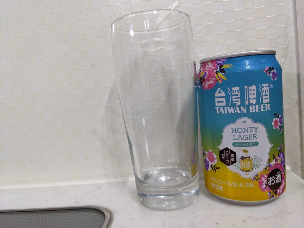 グラスと缶の「台湾ビールハニーラガー」