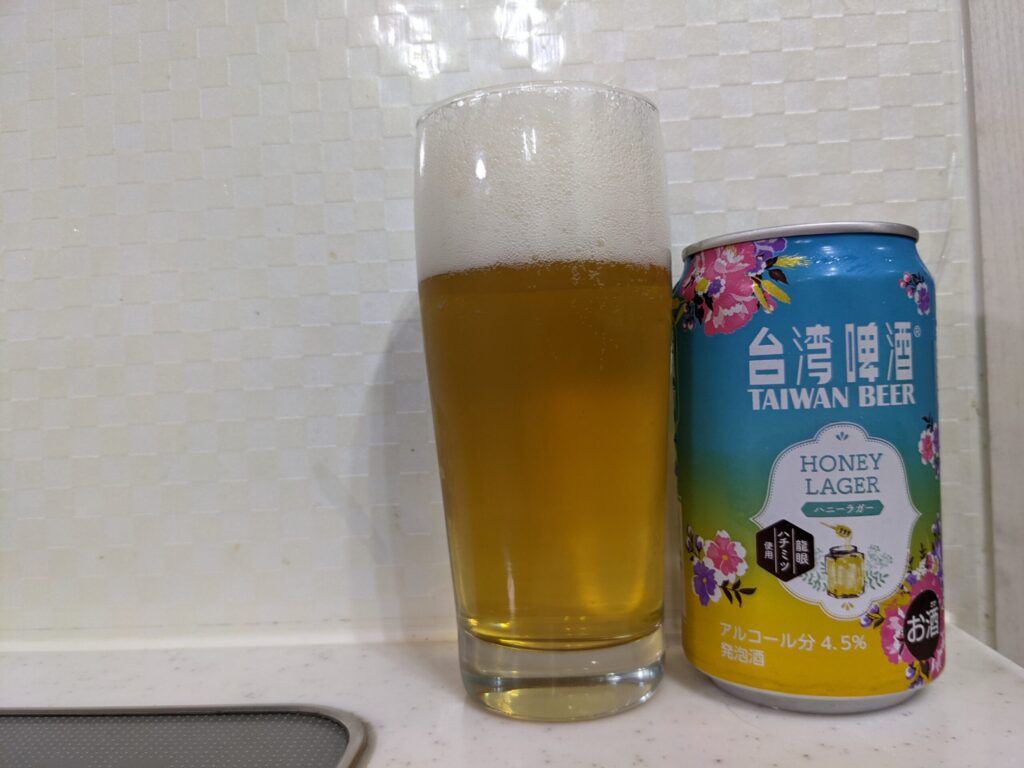 グラスに注いだ「台湾ビールハニーラガー」とその空き缶