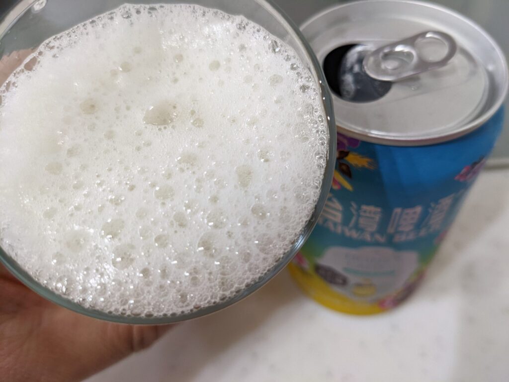 「台湾ビールハニーラガー」を飲むところ