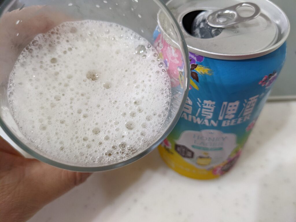 「台湾ビールハニーラガー」を一口飲んだところ