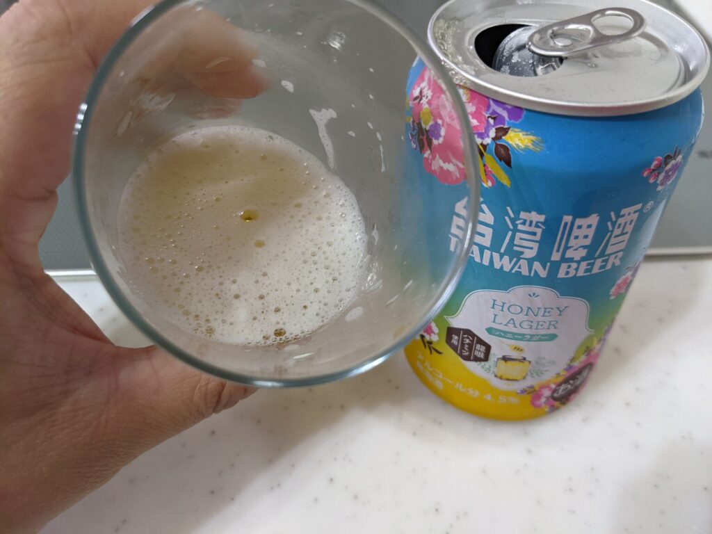 残り3割程のグラスに入った「台湾ビールハニーラガー」