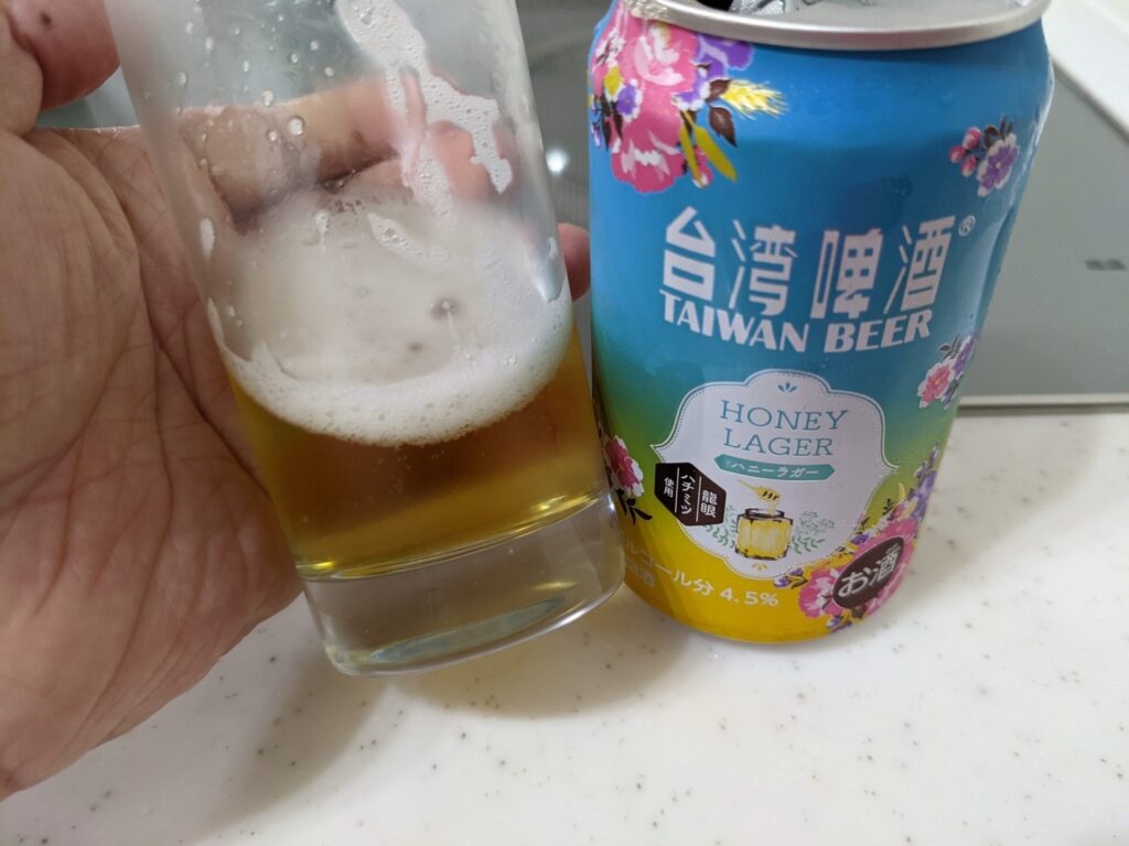残り2割程のグラスに入った「台湾ビールハニーラガー」