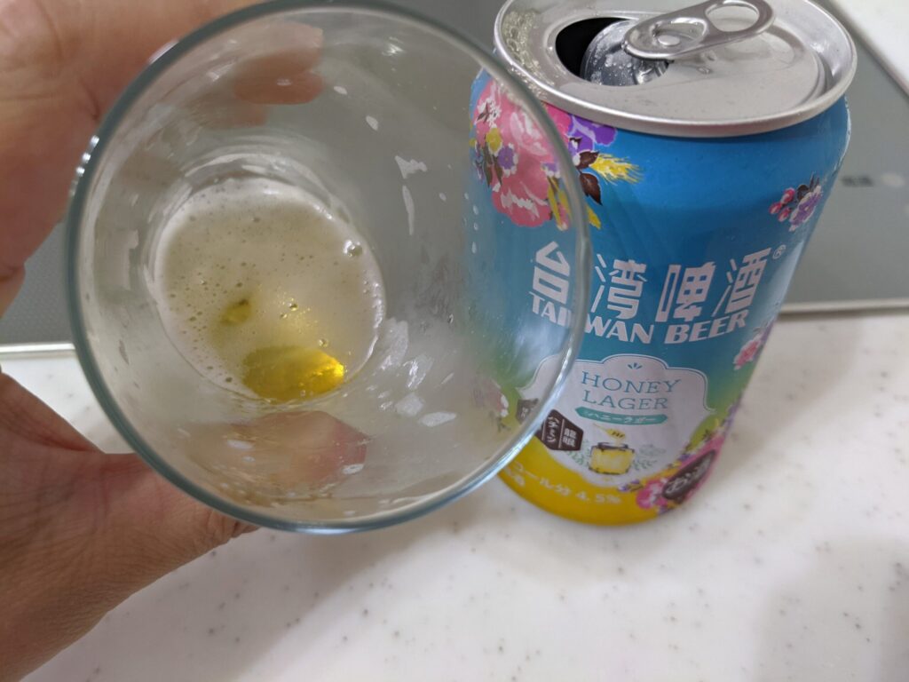 残りわずかのグラスに入った「台湾ビールハニーラガー」
