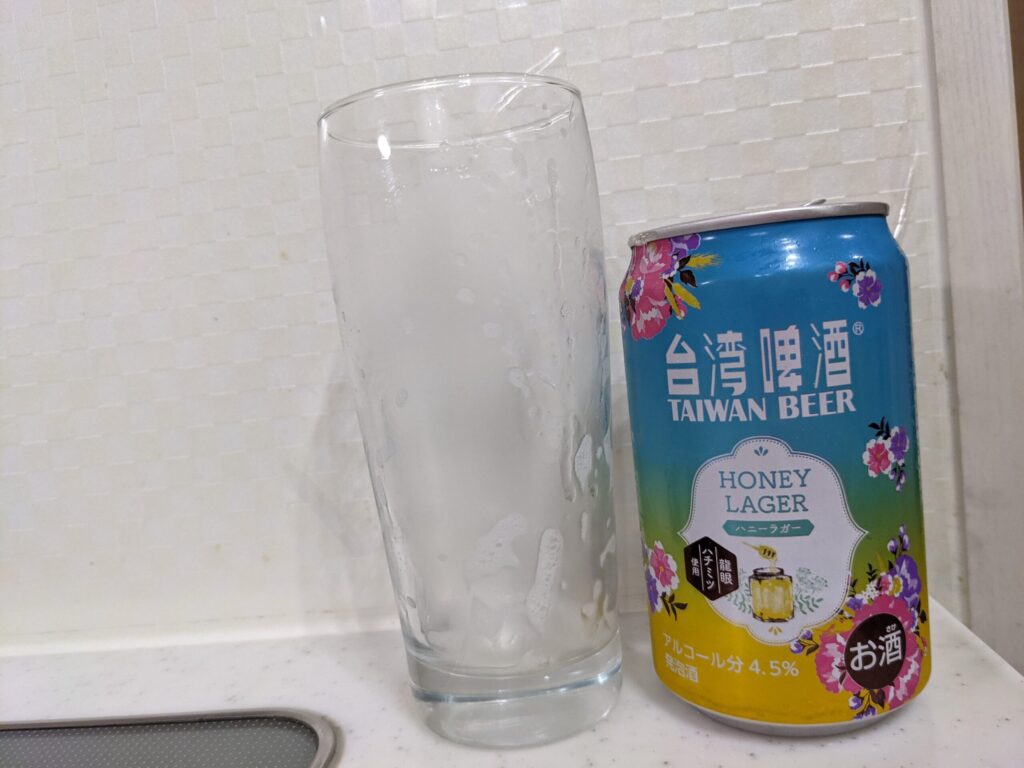 「台湾ビールハニーラガー」を飲み終えたグラスとその空き缶
