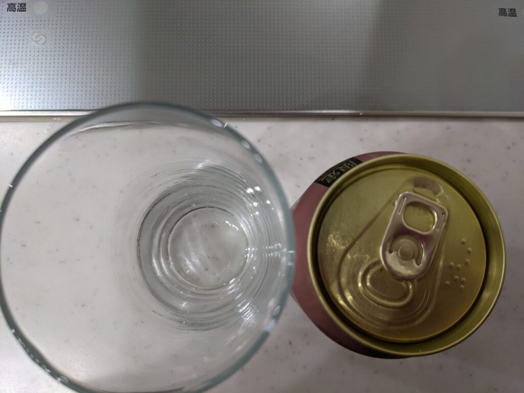 上から見たグラスと缶の「東京クラフトフルーティーエール」