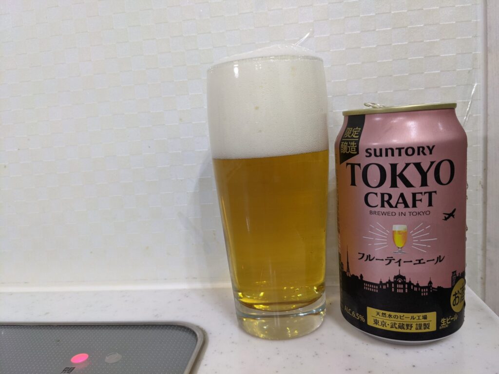 「東京クラフトフルーティーエール」が注がれたグラスと空き缶