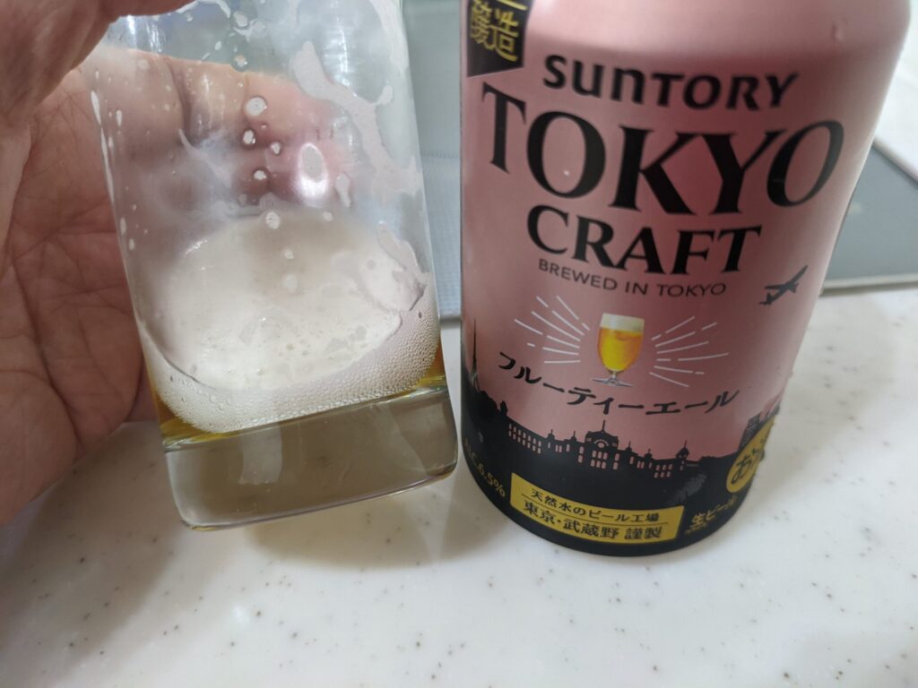 グラスに入った残りの泡の「東京クラフトフルーティーエール」