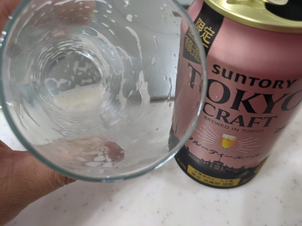 グラスに入った「東京クラフトフルーティーエール」を飲み終わったところ