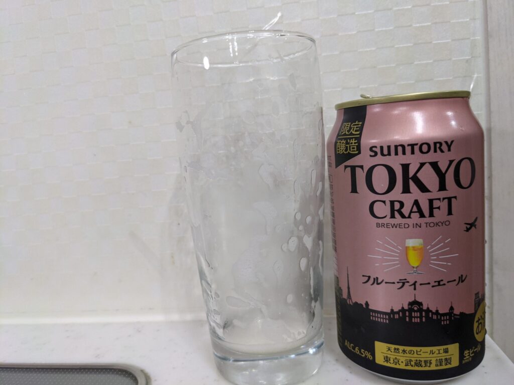 「東京クラフトフルーティーエール」が飲み終わったグラスとその空き缶
