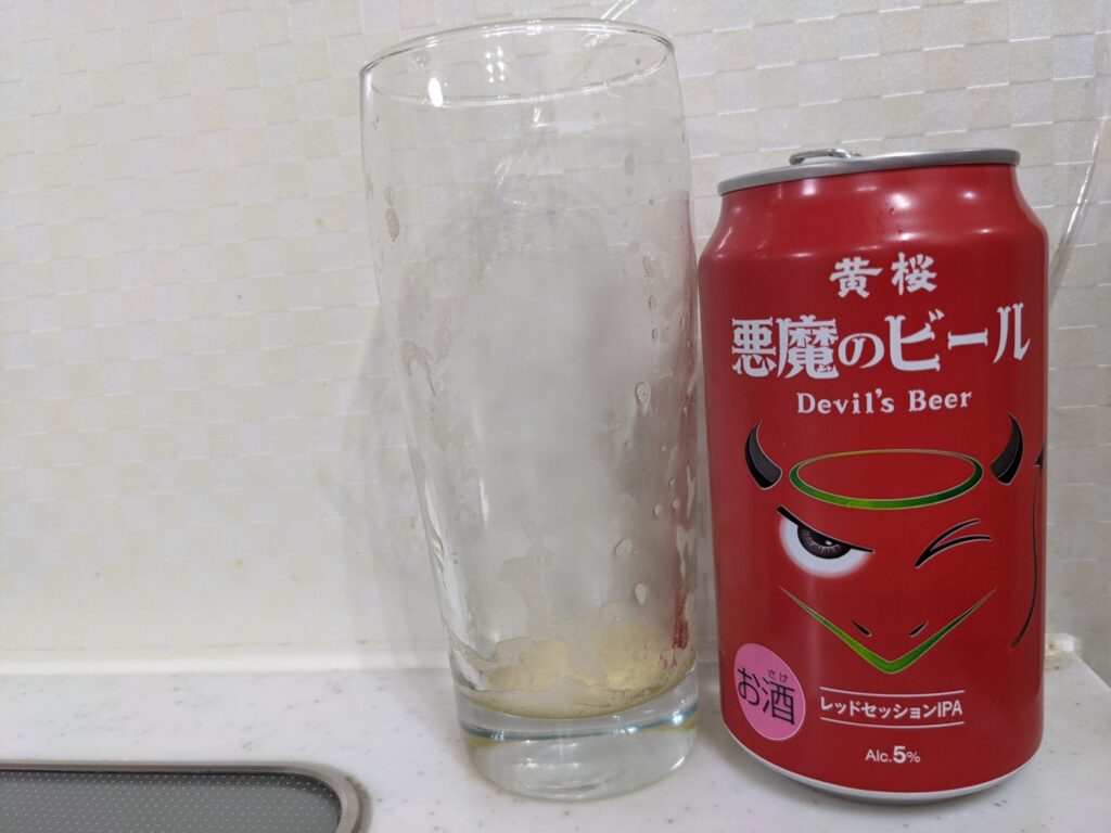「悪魔のビールレッドセッションIPA」が飲み終わったグラスとその空き缶