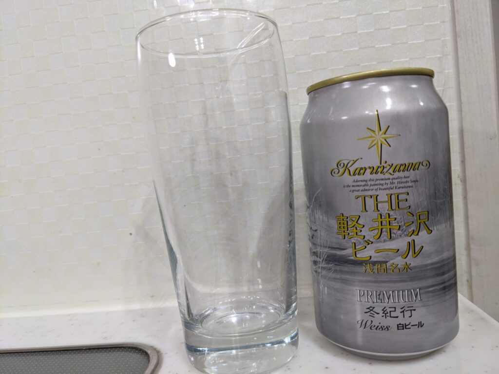 グラスと缶の「THE軽井沢ビール冬紀行プレミアム」