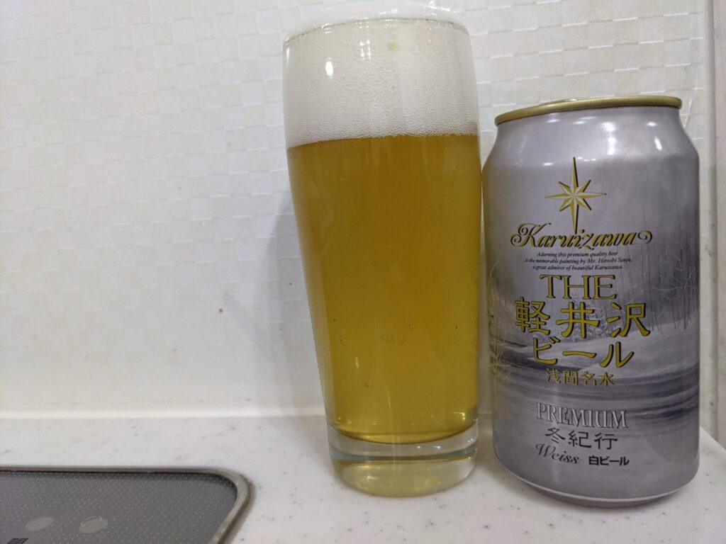 「THE軽井沢ビール冬紀行プレミアム」が注がれたグラスとその缶