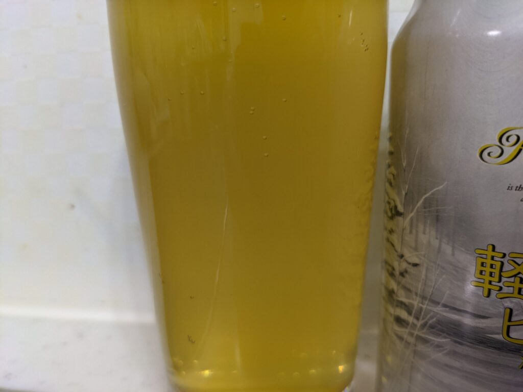 「THE軽井沢ビール冬紀行プレミアム」が入ったグラスの色