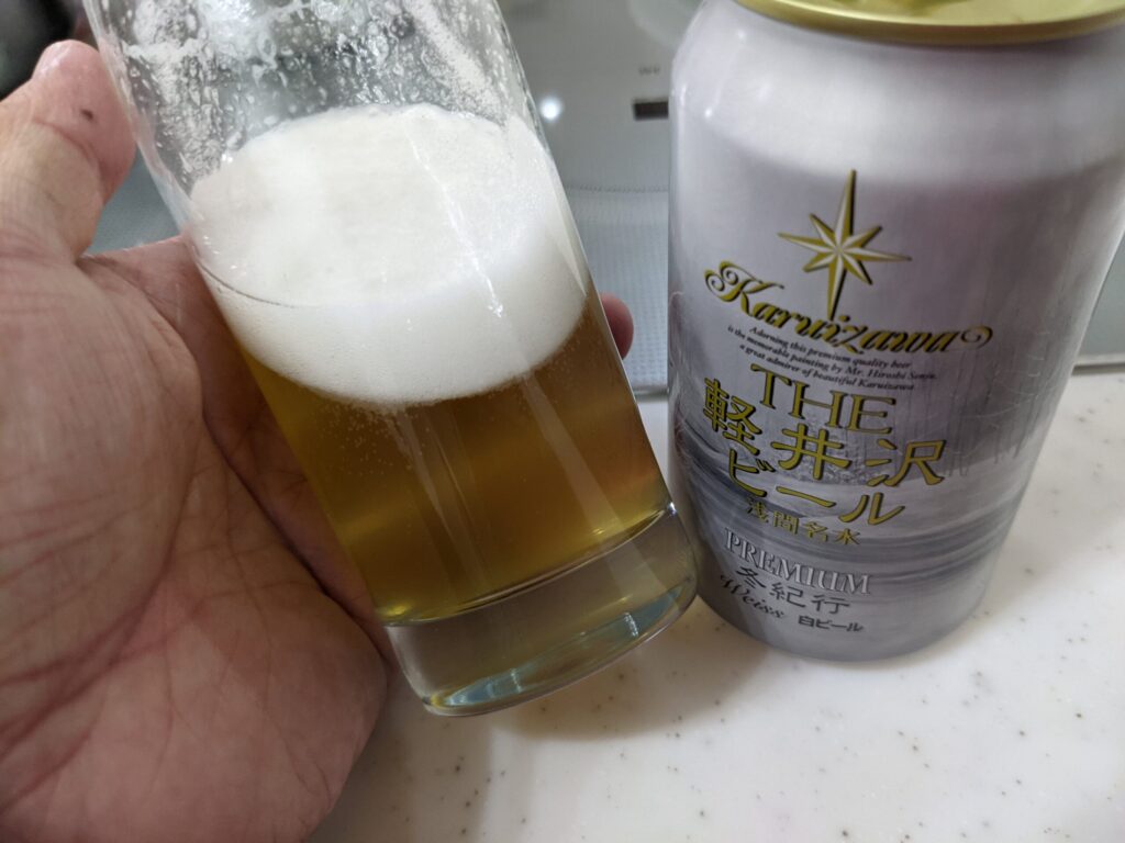 残りが4割程のグラスに入った「THE軽井沢ビール冬紀行プレミアム」