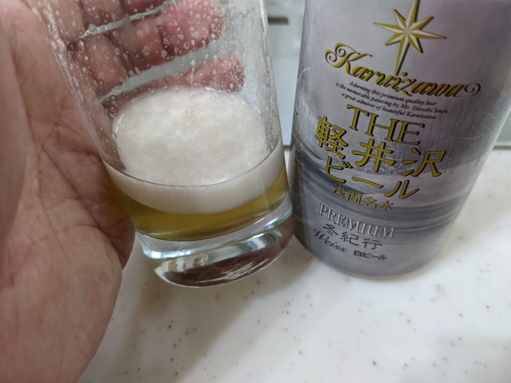 残りが1割程のグラスに入った「THE軽井沢ビール冬紀行プレミアム」