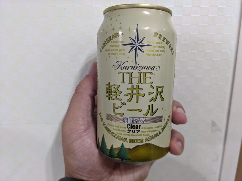 缶の「軽井沢ビールClear（クリア）」を手で持っている