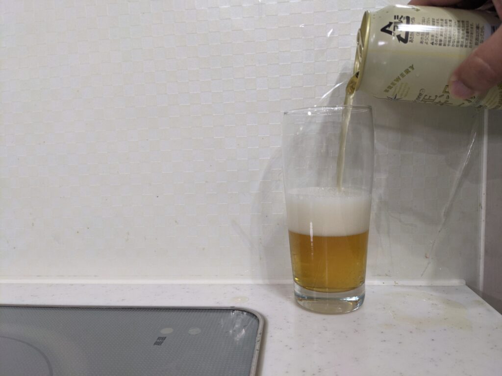 グラスに缶の「軽井沢ビールClear（クリア）」を3割程注いでいるところ